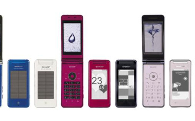 中国市場向けソーラーパネルを搭載した携帯電話（左からSH6230C、SH6220C、SH6228C）