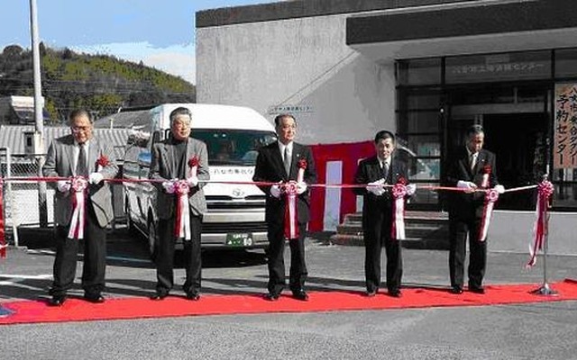 九州地方初、福岡県八女市で運行開始。記念式典でのテープカット