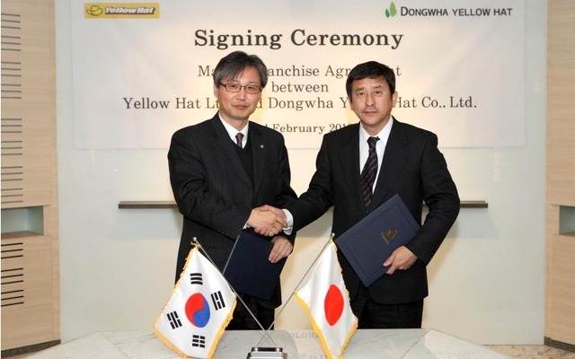 東和イエローハットのEun ju dong代表（左）とイエローハット代表取締役社長堀江康生東和ホールディングス本社（韓国）にて