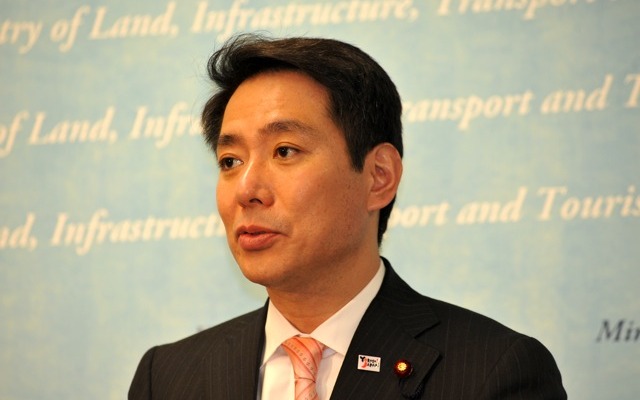 5日夜、閣議後会見に臨む前原国交相（撮影＝中島みなみ）