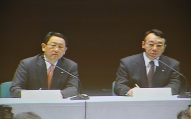 名古屋市内で行われた豊田章男社長らの会見は、同社の東京本社にも中継された。豊田章男社長（左）と佐々木眞一副社長（右）（撮影＝中島みなみ）