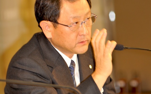 手振りを交えて説明する豊田章男社長（9日）