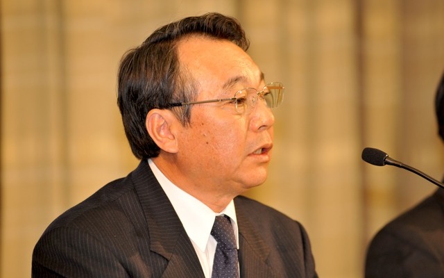 9日、トヨタ自動車東京本社ビルで、豊田社長と並んで会見を行う佐々木副社長（撮影＝中島みなみ）