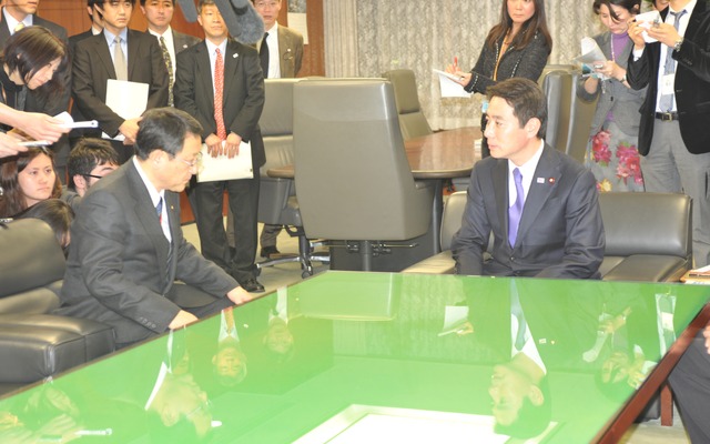 国交省を訪れ、前原大臣と会談する豊田社長（撮影：中島みなみ）