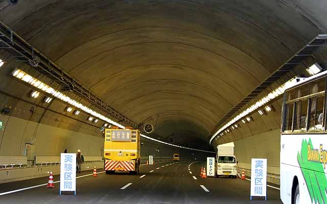 新たなトンネル照明の開発に向けた実証実験