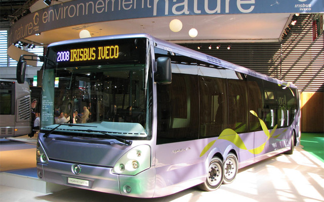 イリスバスとパリ交通公団が共同開発した油圧ハイブリッドバス「イノヴィス」