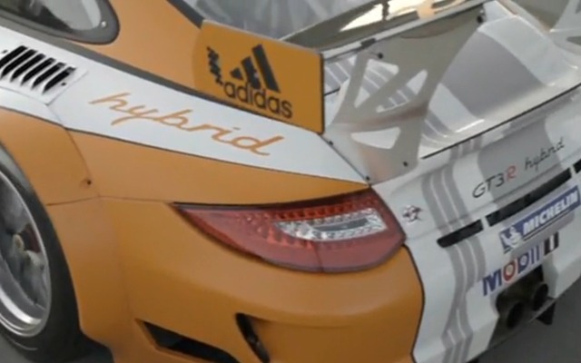 911 GT3 R ハイブリッドの走行シーン