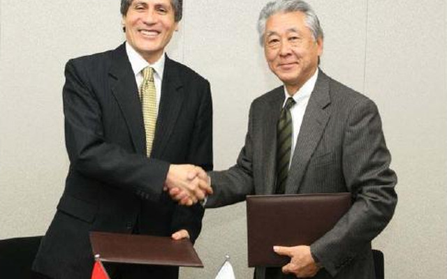 署名式の様子（左：ガラ鉱山次官 右：河野理事長）