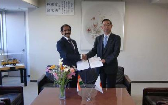 調印式の様子（左：ミトラグループ社長 M.V.Srinivas氏 右：極東開発工業社長 筆谷高明氏）