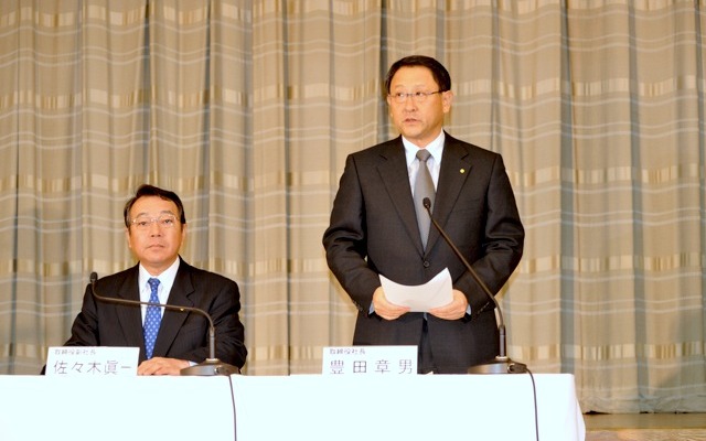 17日17時、トヨタ自動車東京本社ビルで並んで会見する豊田社長（向かって右）と佐々木副社長（撮影＝中島みなみ）