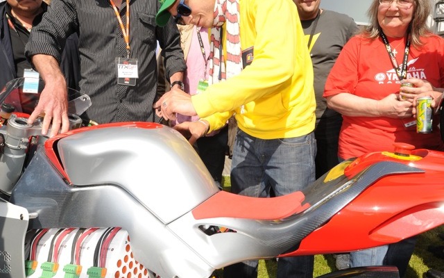 2009年、モトシーズのパドックを訪れたMotoGPチャンプのロッシ。「ギアが1段しかないのか！」