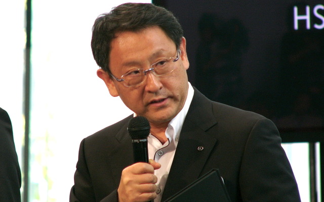 レクサスHS250h発表会での豊田社長（2009年7月）