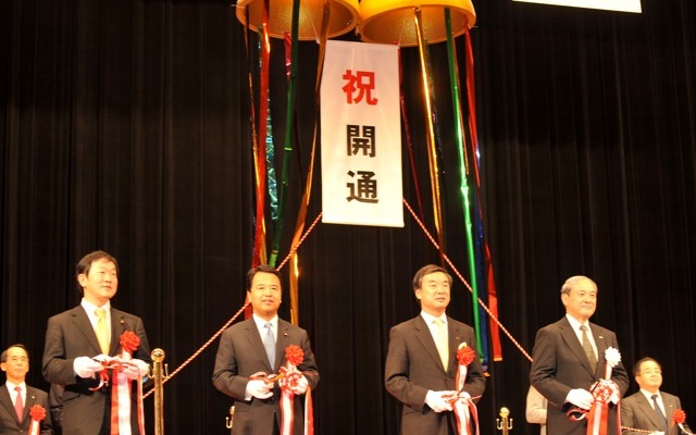 荒天の影響で海老名市文化会館内で実施されたテープカット。左から民主党・中塚一宏代議士、自民党・甘利明代議士、松沢成文神奈川県知事、中日本高速道路・矢野弘典会長（撮影＝中島みなみ）