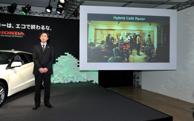 CR-Zと機種開発責任者の友部了夫さん