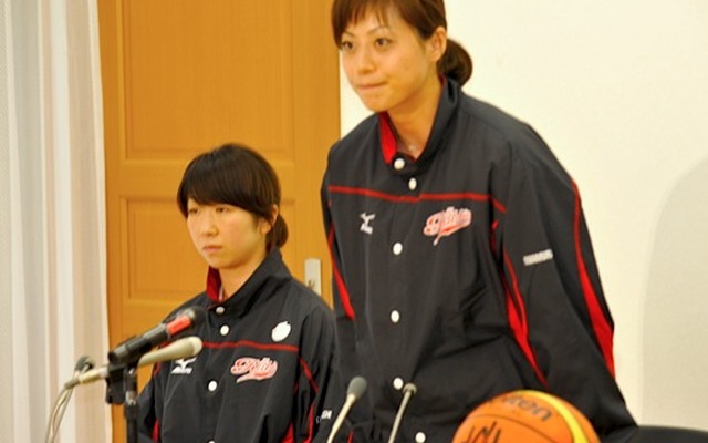 右からJALラビッツ岩村裕美主将と矢代直美（日本代表）選手（撮影＝中島みなみ）