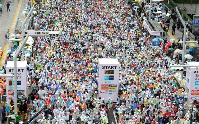 ランナー3万5028人がスタート。やる気になれば走れるものです。（C）東京マラソン