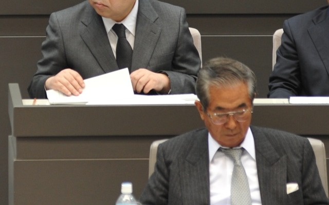 都議会で答弁に備える池田警視総監（左）と石原都知事（右）（撮影＝中島みなみ）