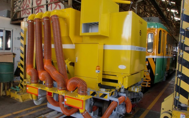走りながら芝を刈る「草刈り電車」