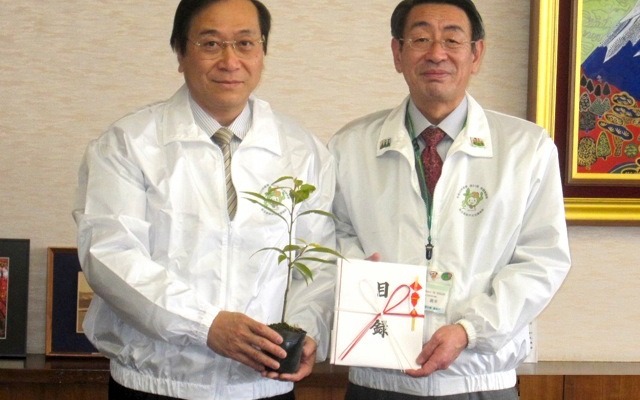 寄贈苗の目録を手渡す伊澤俊夫平塚製造所長（左）と古谷義幸秦野市長 