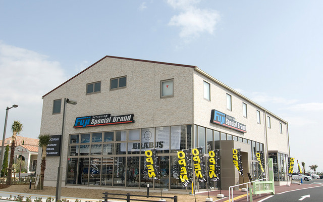潮芦屋店は、ダークカラーを基本とするフジ・コーポレーション各店とは違い、白いレンガ壁のエクステリアだ