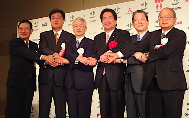 向かって左より富士重馬渕晃常務執行役員、三菱自動車益子修社長、東京電力勝俣恒久会長、増子輝彦経済産業副大臣、日産自動車志賀俊之COO、トヨタ嵯峨宏英常務役員