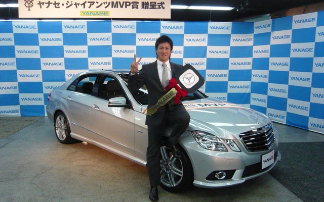 2009年にMVPを受賞した読売巨人軍 山口鉄也投手と E250 CGIブルーエフィシェンシーアバンギャルド