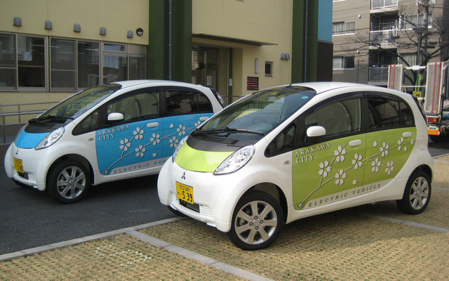荒川区のEVシェアに導入されるi-MiEV。荒川区の木である桜のデザインとなっている