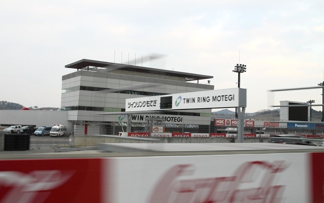ファミリードライブ体験中。ホームストレートを時速90km/hほどで駆け抜けているところ