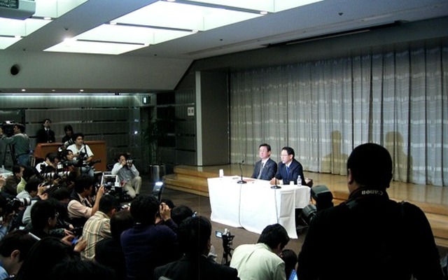 F1撤退（写真は2009年11月4日の会見会場）