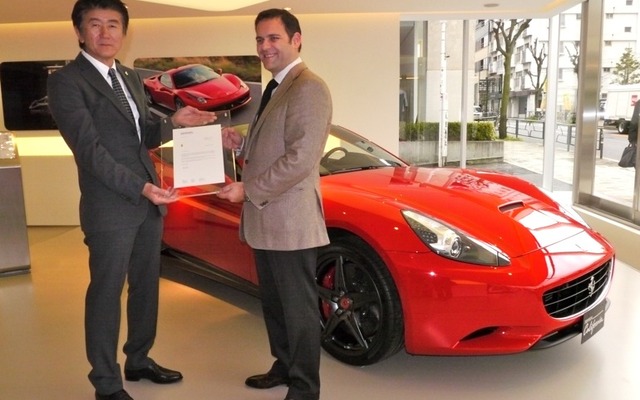 ロッソスクーデリアの等々力好泰代表取締役社長とフェラーリジャパンのエドウィン・フェネックCEO
