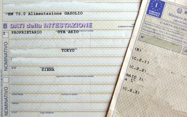 イタリアの自動車所有証書（左）と車検証（右）
