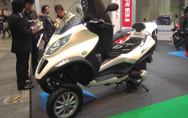 車体構成はガソリン版と変わらない。パラレログラムと名づけられた独創の前二輪構造を持つ。
