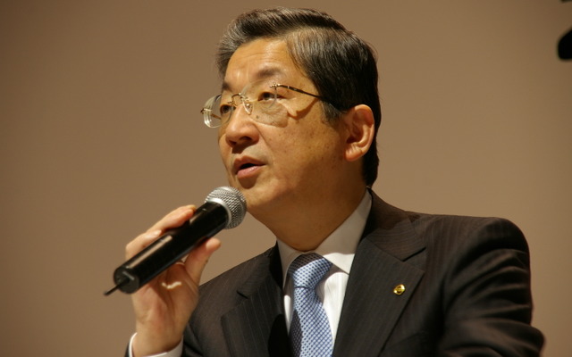 報道陣からの質問に答える志賀俊之COO