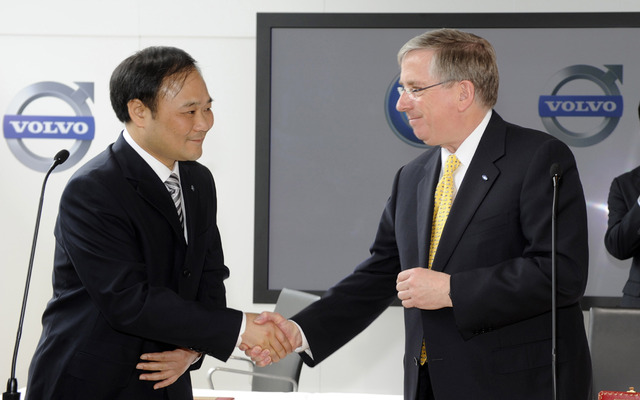 吉利汽車グループのLi Shufu会長とフォードのルイス・ブースCFO