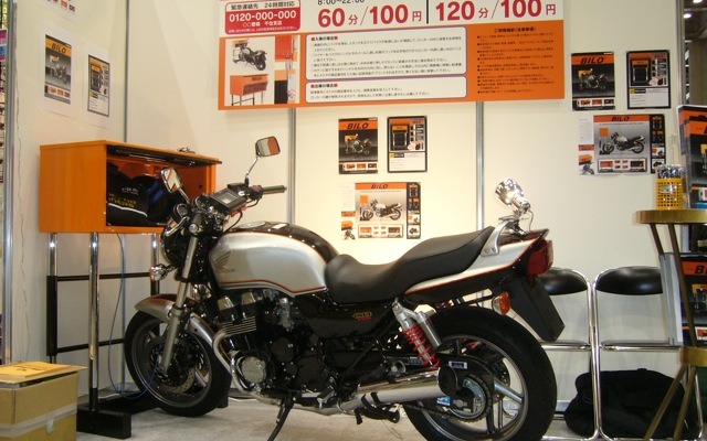 バイロ。ロッカードアは二つ折りで開閉し、バイクに当たらないよう配慮されている