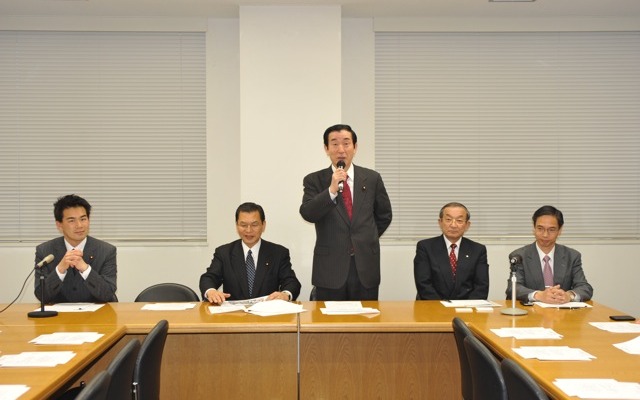 左から大西健介事務局長、大畠章宏副会長、高木義明会長、渡邉浩之ITS Japan会長、天野肇同専務理事（撮影＝中島みなみ）
