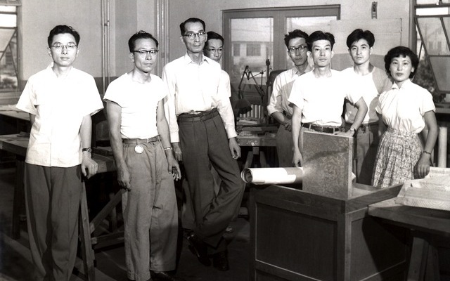 1950年代半ばの設計部造形課。写真の左から3人目が佐藤章蔵氏