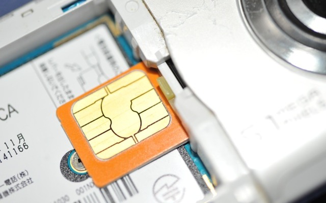 SIMカードはバッテリーの奥など、目立たないところに収納されている（撮影＝中島みなみ）