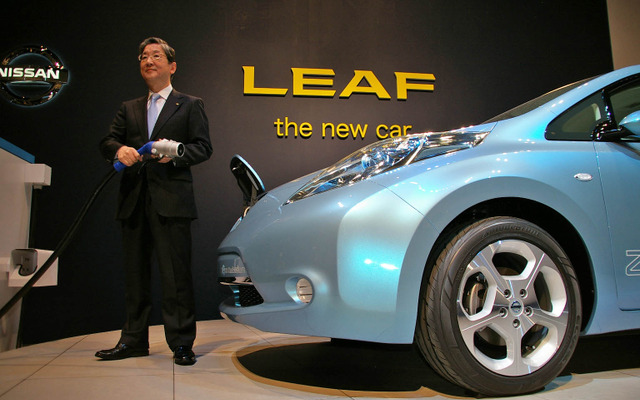 日産リーフと志賀俊之COO（3月30日の予約開始発表会見）