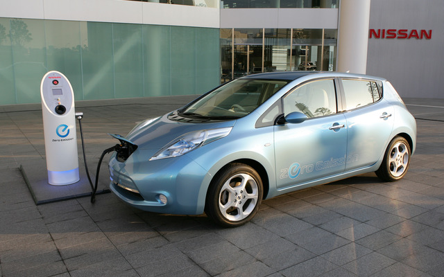 予約受付を開始した電気自動車リーフ