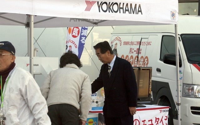 来場者に説明するヨコハマタイヤジャパンの田中孝一社長