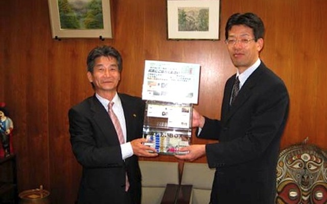 TABふれあいクラブ収集サークル世話人（右）からオイスカ愛知県支部へ寄贈の様子