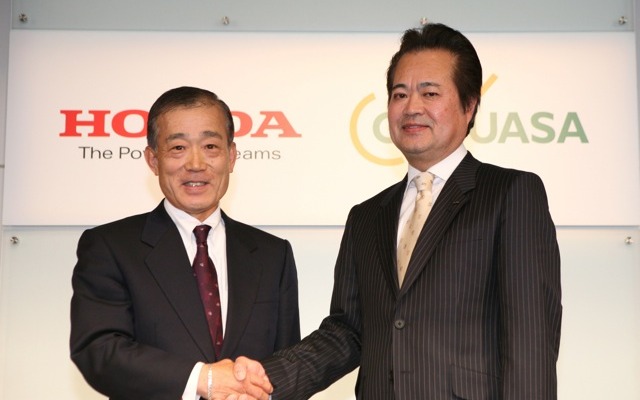 福井威夫ホンダ取締役社長（当時）、依田誠GSユアサ取締役社長（2008年12月）
