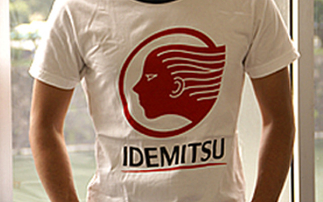 ユニクロとのコラボTシャツ