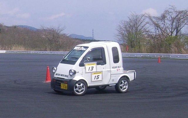 タイムアタック中のミゼットII EVの2号車