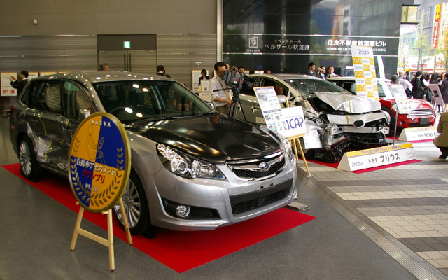 20日に行われたグランプリ表彰会場。スバルレガシィ、トヨタプリウス、MINI、ホンダインサイト、日産NV200バネットが展示された