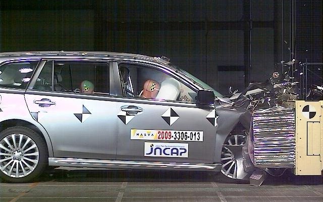 レガシイのオフセット前面衝突試験