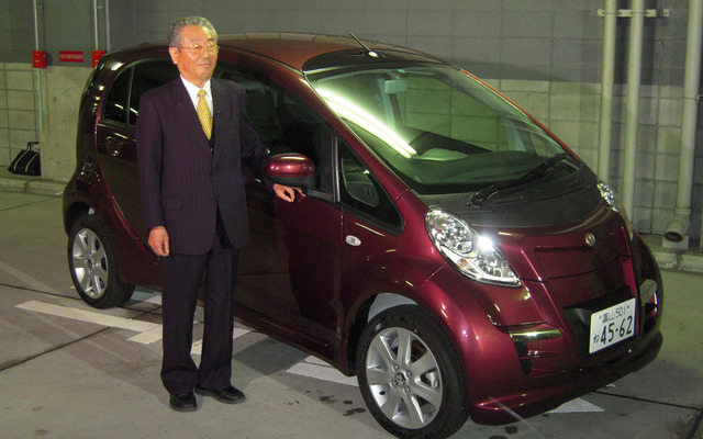 EV「雷駆」の前に立つ光岡進代表取締役会長