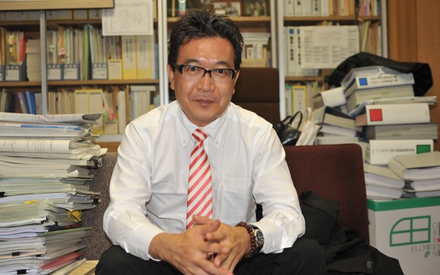 「拙速は避けるべき」と語る川内博史委員長（撮影＝中島みなみ）