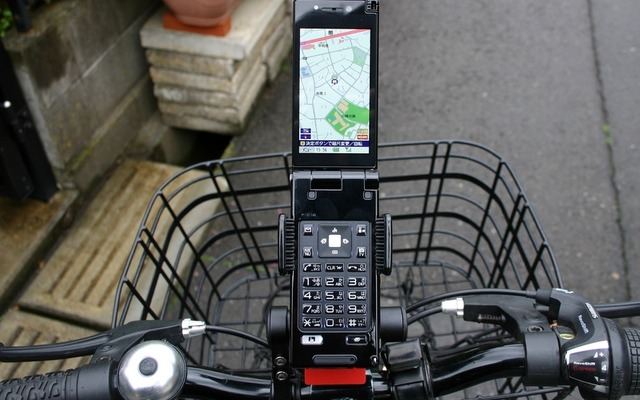 タイラップで固定しているのは、自動車のダッシュボードなどに固定するためのアングルステー。脱落防止にストラップは必須だ